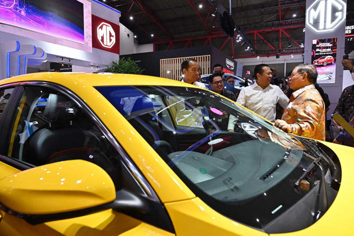 Jokowi mengucapkan terima kasih kepada industri otomotif yang sudah meningkatkan ekspor.  