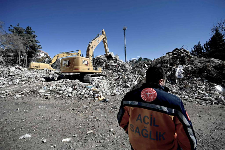 Namun setelah penyelamatan, tentara Turki mengatakan kepada media dan penduduk setempat untuk meninggalkan tempat kejadian karena tim akan memulai mengeluarkan jenazah dari reruntuhan.