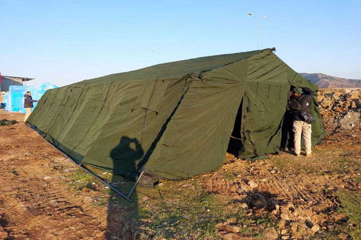 Sebanyak 17 personel kesehatan TNI di bawah pimpinan Letkol Laut Hariyanto mendirikan tenda beserta instalasi medis lainnya untuk menampung para korban bencana gempa di provinsi Hatay yang membutuhkan perawatan medis. 