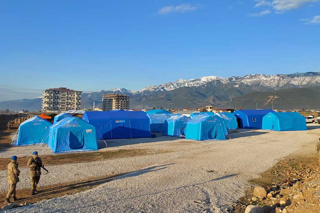 Dijelaskan juga oleh Dansatgas, meskipun personel Satgas harus menghadapi suhu dingin yang ekstrim, hal ini tidak menyurutkan semangat kami untuk bekerja sekuat tenaga dalam membantu saudara-saudara kami di Turki yang menjadi korban musibah bencana gempa bumi.