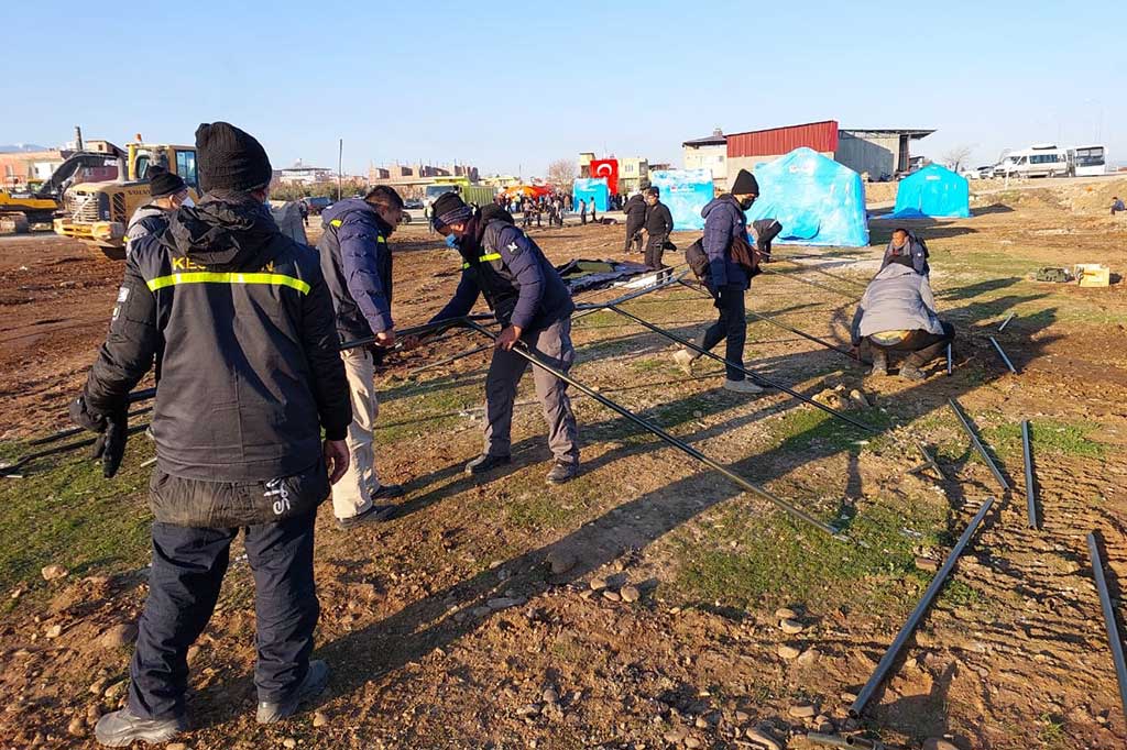 Satuan Tugas (Satgas) Dukungan Kesehatan (Dukkes) TNI yang tergabung dalam Emergency Medical Team Indonesia (EMT - INA) mendirikan Indonesian Field Hospital EMT Level II atau Rumah Sakit Lapangan Level II, bagi korban bencana gempa bumi Turki, di distrik Hassa Provinsi Hatay, Turki, Rabu, 15 Februari 2023.