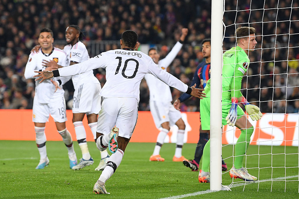 Gol tersebut sedikit mengubah jalannya pertandingan. MU kemudian balik menekan tuan rumah. Usaha MU membuahkan hasil dan berbalik unggul pada menit ke-59. Rashford berhasil melewati Raphinha dan melepaskan umpan silang ke kotak penalti, bola mengenai Jules Kounde sebelum masuk ke gawang sendiri.