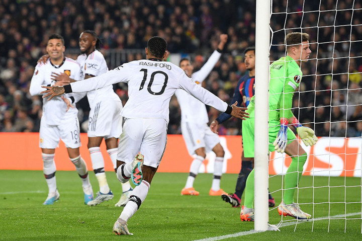 Gol tersebut sedikit mengubah jalannya pertandingan. MU kemudian balik menekan tuan rumah. Usaha MU membuahkan hasil dan berbalik unggul pada menit ke-59. Rashford berhasil melewati Raphinha dan melepaskan umpan silang ke kotak penalti, bola mengenai Jules Kounde sebelum masuk ke gawang sendiri.