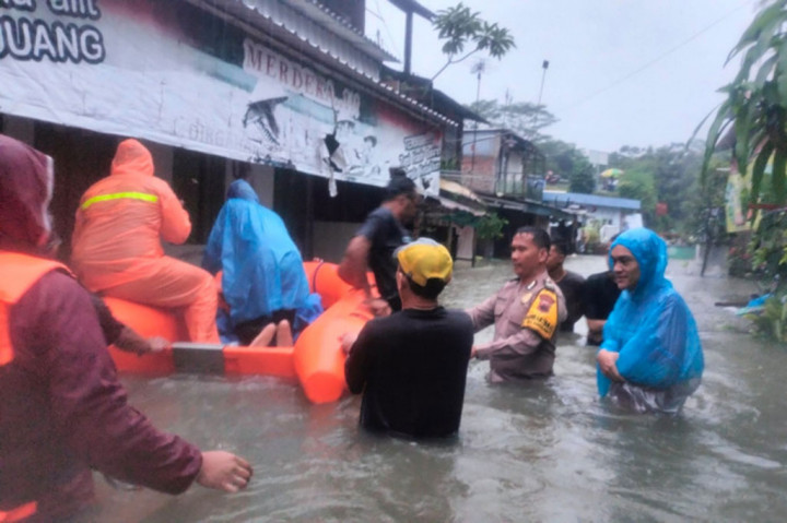 Tercatat seperti Kampung Joyosuran, Joyontakan, Gandekan, Semangi, Sangkrah, Kampung Sewu, Beton, Pucangsawit, Jagalan terendam banjir bervariasi dari kisaran 50 cm hingga satu meter lebih.