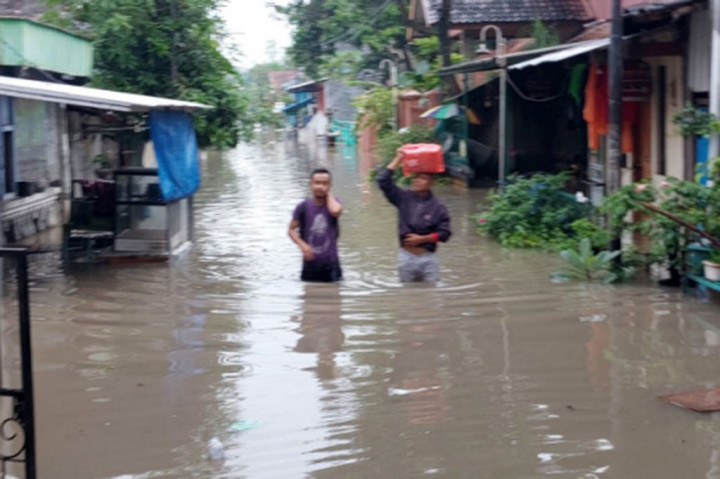 Sedikitnya 14 kelurahan di Kecamatan Pasar Kliwon dan Jebres sejak Kamis, 16 Februari hingga Jumat, 17 Februari 2023 dikepung banjir akibat luapan sejumlah anak sungai Bengawan Solo. Akibatnya, ribuan warga terpaksa mengungsi di atas tanggul, emper toko, masjid, dan juga sekolah.
