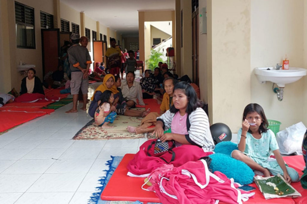 Akibatnya, ribuan warga terpaksa mengungsi di atas tanggul, emper toko, masjid, dan juga sekolah.