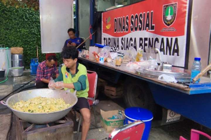Sementara itu dapur darurat juga didirikan untuk menyuplai makanan para korban banjir.