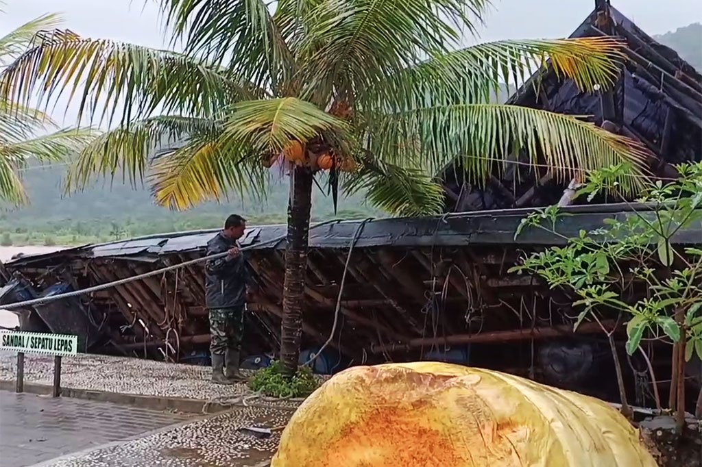 Sebuah bangunan masjid apung yang berada di kawasan wisata Pantai Pancer Door, Pacitan, Jawa timur rusak berat, usai diterjang banjir. 
