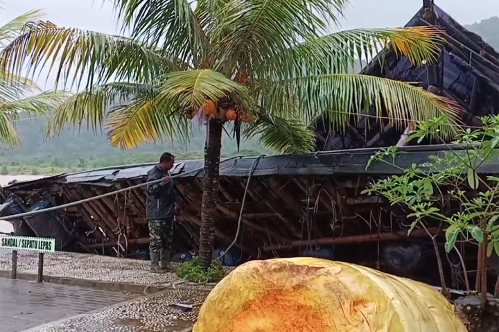 Sebuah bangunan masjid apung yang berada di kawasan wisata Pantai Pancer Door, Pacitan, Jawa timur rusak berat, usai diterjang banjir. 