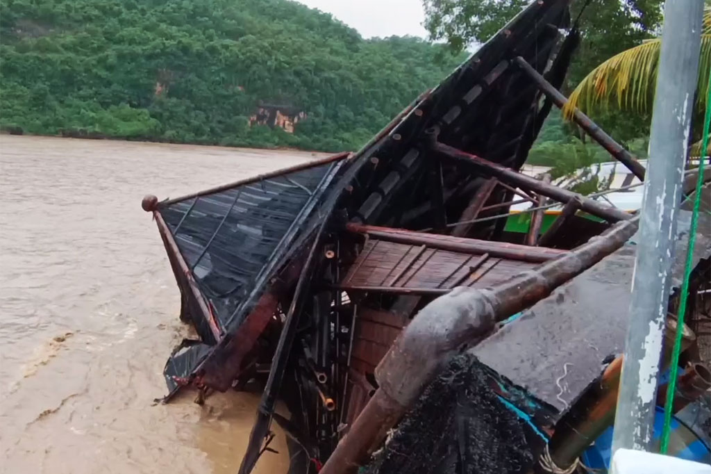 Belum sempat diperbaiki usai rusak akibat banjir beberapa waktu lalu, Masjid Apung Pancer Door Pacitan kini hancur setelah banjir kembali menerjang.  Bahkan kondisi masjid ini hampir terbalik, dengan atap sebagian tenggelam ke dalam air. Sejumlah kayu dan bambu penopang patah hingga hilang terbawa banjir.
