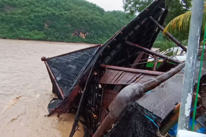 Belum sempat diperbaiki usai rusak akibat banjir beberapa waktu lalu, Masjid Apung Pancer Door Pacitan kini hancur setelah banjir kembali menerjang.  Bahkan kondisi masjid ini hampir terbalik, dengan atap sebagian tenggelam ke dalam air. Sejumlah kayu dan bambu penopang patah hingga hilang terbawa banjir.