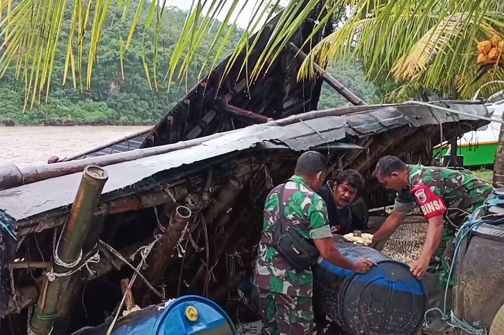 Karena sudah rusak berat, pengelola dibantu petugas Koramil setempat akhirnya membongkar bangunan tersebut. Belum diketahui apakah pihak Pondok Pesantren Tremas akan membangun kembali masjid apung ini atau tidak.