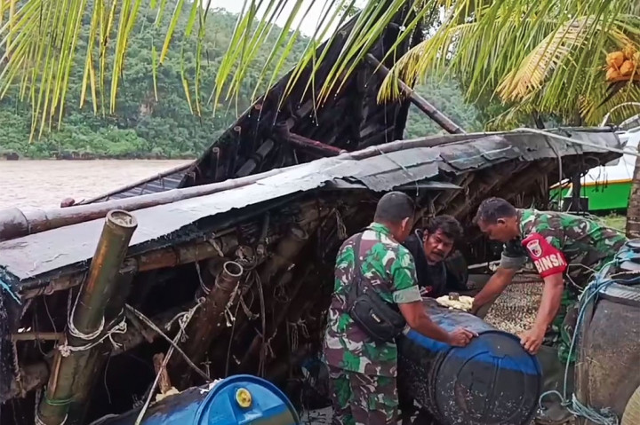 Karena sudah rusak berat, pengelola dibantu petugas Koramil setempat akhirnya membongkar bangunan tersebut. Belum diketahui apakah pihak Pondok Pesantren Tremas akan membangun kembali masjid apung ini atau tidak.