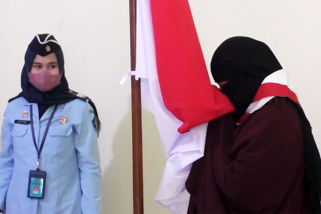 Selain ikrar setia kepada NKRI, mereka juga melafalkan Pancasila dan mencium dan hormat bendera Merah Putih. Ketiga napiter tersebut adalah Miranti dan Ainun Preti Amelia yang merupakan jaringan Jemaah Ansharut Daulah (JAD) Makassar. Serta Listyowati, jaringan JAD Kalimantan Barat.