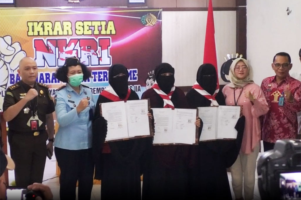 Setelah melakukan ikrar setia kepada NKRI ketiga napiter ini bisa mendapat hak-hak sebagai narapidana, seperti remisi dan pembebasan bersyarat.