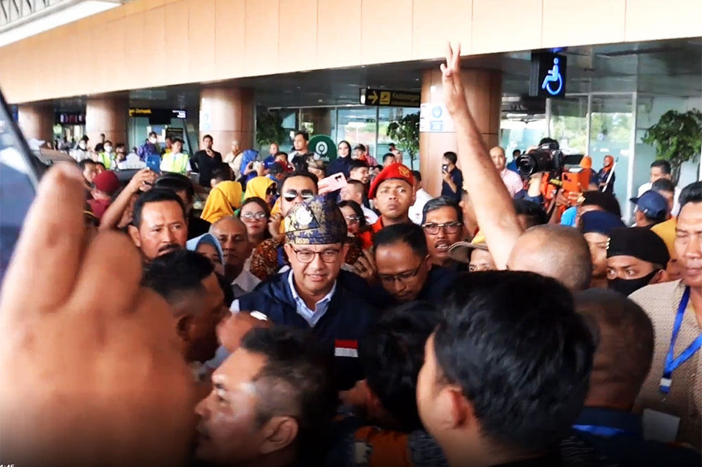 Kedatangan bakal calon presiden (Bacapres) usungan Partai NasDem, Anies Rasid Baswedan di Bandara Internasional Supadio Pontianak, di Kabupaten Kubu Raya, Kalimantan Barat, Jumat, 17 Februari 2023, disambut ribuan warga. Kedatangan Anies untuk bersafari politik selama dua hari.