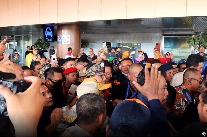 Tiba di ruang kedatangan Bandara Internasional Supadio Pontianak, Anies langsung disambut ribuan warga yang menunggu sejak pagi.