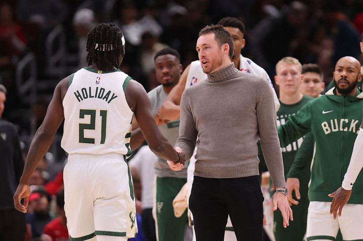 Milwaukee Bucks mengalahkan Chicago Bulls dengan skor akhir 112-100 dalam laga lanjutan NBA yang digelar di United Center Chicago, Jumat, 17 Februari 2023 WIB. Hasil ini sekaligus menjadi kemenangan ke-12 yang diraih Bucks secara beruntun.