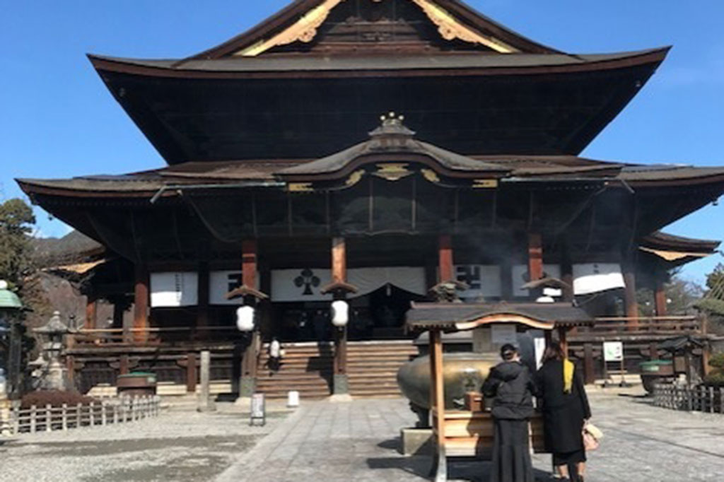 Tak ada yang mengira sebuah kuil menjadi destinasi wisata menarik untuk dikunjungi. Setidaknya ini terjadi pada Kuil Zenkoji di Nagano, Jepang. Kuil Zenkoji merupakan kuil Buddha dari India pertama yang berdiri di Jepang. Dibangun pada 642 silam, ketika agama Buddha baru diperkenalkan di Negeri Sakura, kuil ini tidak berhubungan dengan sekte apapun.