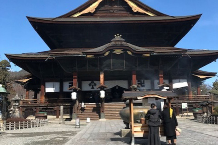 Tak ada yang mengira sebuah kuil menjadi destinasi wisata menarik untuk dikunjungi. Setidaknya ini terjadi pada Kuil Zenkoji di Nagano, Jepang. Kuil Zenkoji merupakan kuil Buddha dari India pertama yang berdiri di Jepang. Dibangun pada 642 silam, ketika agama Buddha baru diperkenalkan di Negeri Sakura, kuil ini tidak berhubungan dengan sekte apapun.
