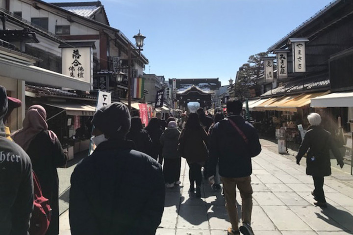 Masuk ke dalam kuil, pengunjung langsung disambut gerbang yang asri dan memikat. Jalan setapak menuju aula utama tidak seberapa jauh.