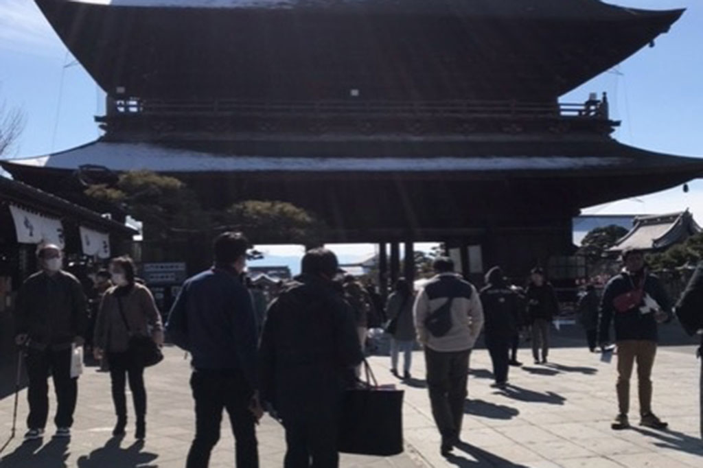 Kuil yang dibangun tujuh abad lalu ini menyimpan patung Buddha pertama yang dibawa ke Jepang dan tidak ditunjukkan karen dianggap sangat suci. Patung tersebut diperlihatkan kepada publik setiap enam tahun sekali selama beberapa minggu. Kesempatan berikutnya untuk melihat patung ini adalah pada 2028 mendatang.