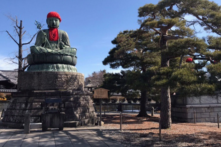 Salah satu yang menarik perhatian dari kuil tersebut adalah penjelajahan jalan bawah tanah. Jalan ini mengitari bagian bawah kuil. Tidak ada penunjuk jalan dan lampu. Benar-benar gelap. Sulit melihat dokumentasi di dalam kuil karena semua kamera dilarang beroperasi.