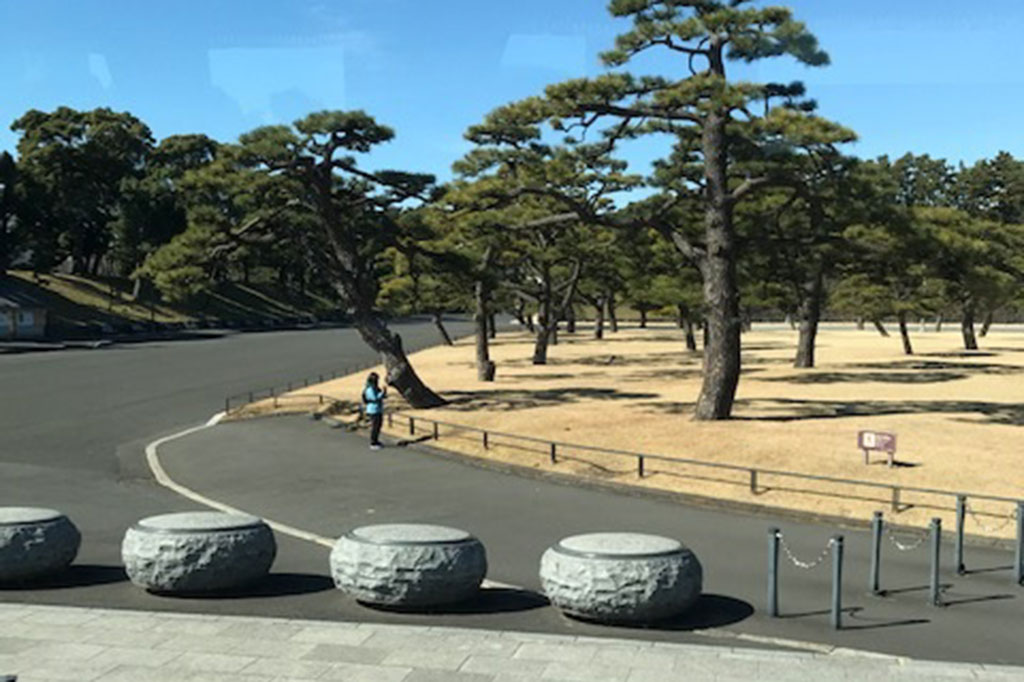 Kastil Kaisar Jepang menjadi salah satu ikon pariwisata di Negeri Sakura. Pengunjung dapat memasuki kompleks kaisar meski hanya terbatas di area taman, sementara bangunan utama hanya untuk kalangan tertentu saja.