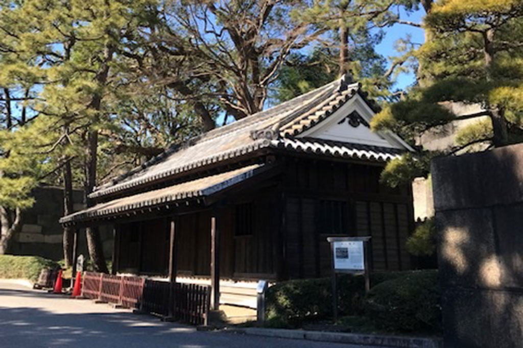 Tidak ketinggalan pula keberadaan bangunan bersejarah lainnya yang berada di sekitar kastil, termasuk rumah para pengawal hingga menara pengawas di pintu masuk kastil.