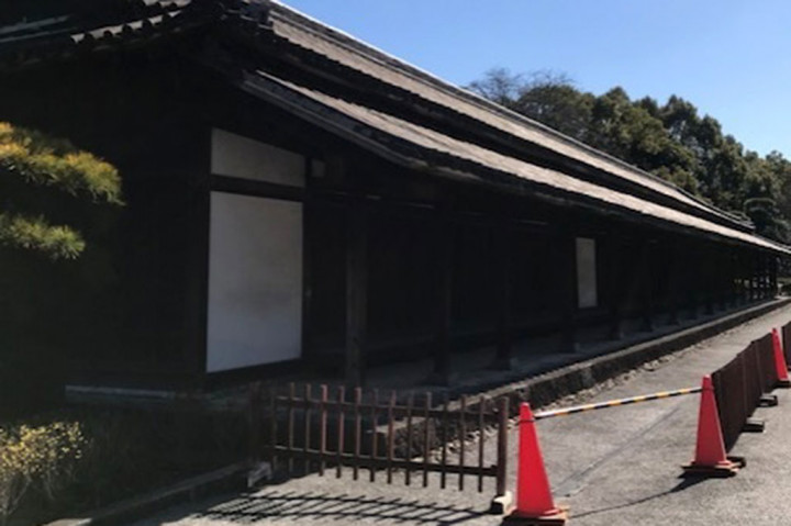 Kastil Kaisar Jepang dibuka untuk umum pada Selasa hingga Kamis, kemudian Sabtu-Minggu kecuali hari libur nasional. Pengunjung dapat memasukinya secara gratis. 