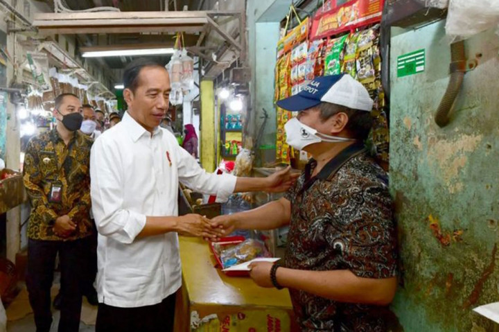 Pada kesempatan tersebut, Jokowi juga mengecek harga bahan pokok lainnya seperti minyak goreng, yang sering mengalami naik turun harga, kemudian bawang merah dan telur. Presiden Jokowi berharap harga semua bahan pokok stabil.