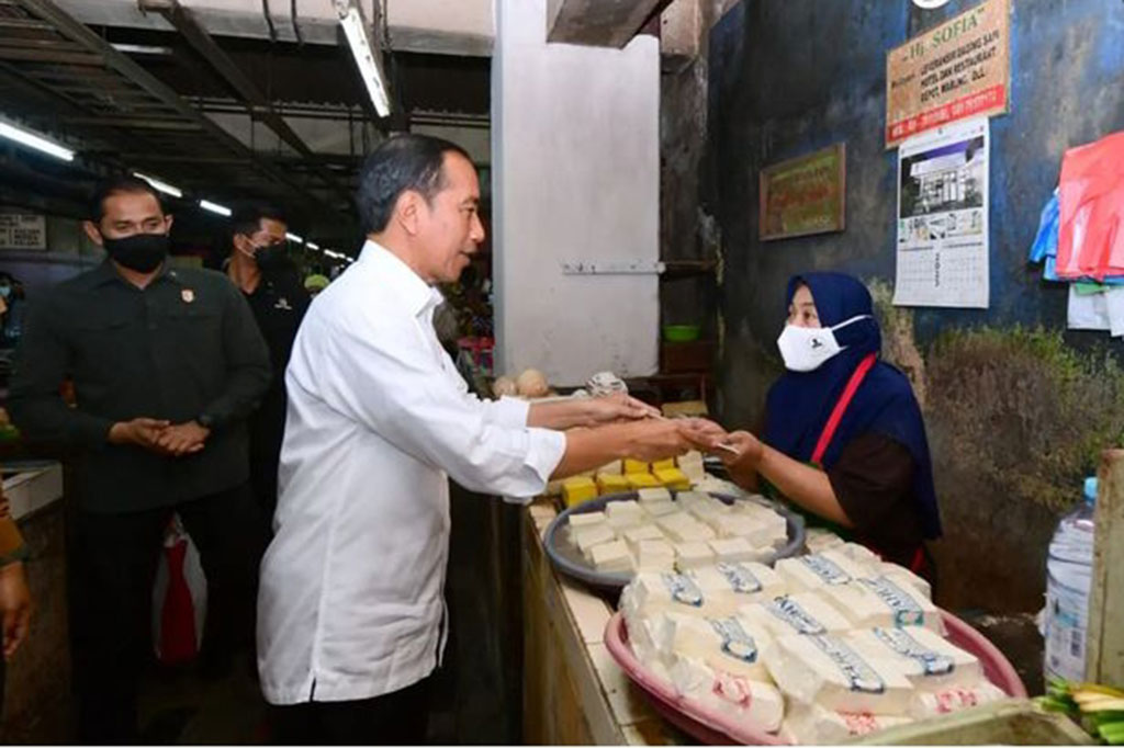 Presiden mengungkapkan sejak lima hari lalu telah dilakukan operasi beras oleh Bulog yang diharapkan mampu menstabilkan harga beras. Jokowi juga mengatakan bahwa saat ini secara nasional akan segera memasuki masa panen pada akhir bulan yang produksinya kira-kira mencapai 1 juta ton dan 1,9 juta ton pada Maret 2023. 
