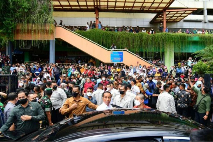 Sementara itu, pada kesempatan sama Jokowi juga membagikan sejumlah paket sembako hingga kaos kepada warga setempat. Antusias masyarakat, baik pengunjung maupun pedagang pasar sangat tinggi. Warga bahkan rela naik pagar pembatas jalan demi melihat Presiden Jokowi dari jarak dekat. 