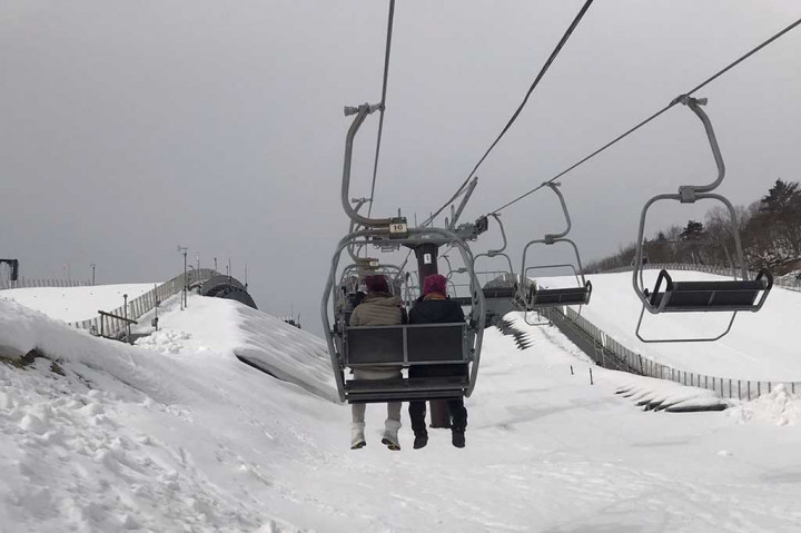 Resor di Hakuba ini berada di ketinggian 1.500 meter di atas permukaan laut. Sementara gunungnya sendiri mencapai ketinggian 2.900.