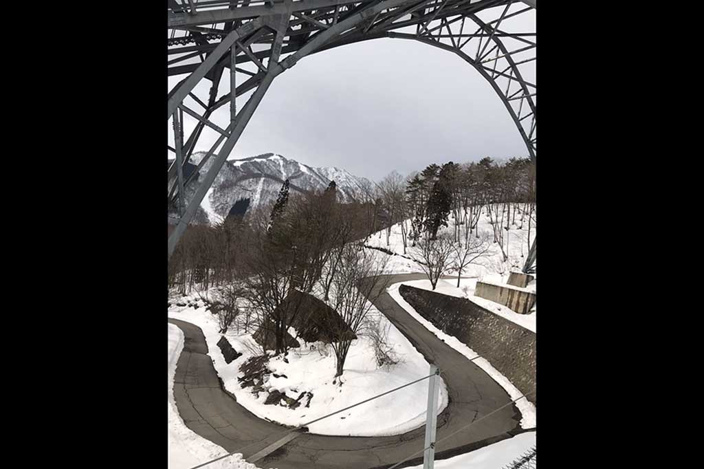 Mau ke Hakuba? Ini caranya ke sana. Dari Tokyo bisa naik Shinkansen ke Nagano terus lanjut dengan bus ke Hakuba. Kemudian dari Tokyo naik mobil sejauh tiga jam perjalanan.