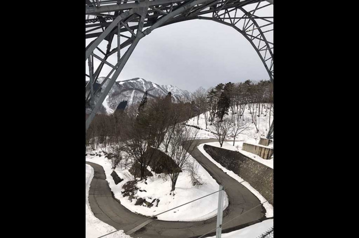 Mau ke Hakuba? Ini caranya ke sana. Dari Tokyo bisa naik Shinkansen ke Nagano terus lanjut dengan bus ke Hakuba. Kemudian dari Tokyo naik mobil sejauh tiga jam perjalanan.