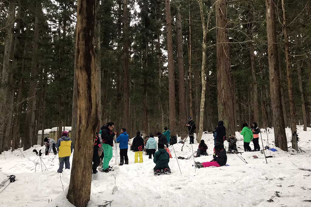 Salju terlihat di mana-mana, sedangkan suhunya mencapai minus 1 derajat. Tapi itu tak membuat wisatawan menikmati salju dengan ski menuruni lereng pegunungan yang disebut Northern Alps ini.