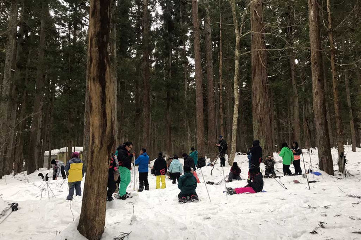Salju terlihat di mana-mana, sedangkan suhunya mencapai minus 1 derajat. Tapi itu tak membuat wisatawan menikmati salju dengan ski menuruni lereng pegunungan yang disebut Northern Alps ini.
