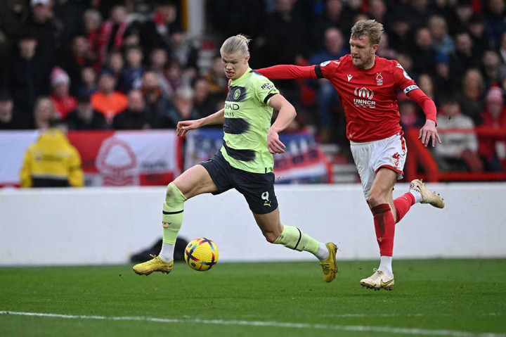 Manchester City gagal menggeser Arsenal setelah ditahan imbang Nottingham Forest 1-1 dalam matchday ke-24 Liga Premier Inggris di City Ground pada Sabtu, 18 Februari malam WIB.