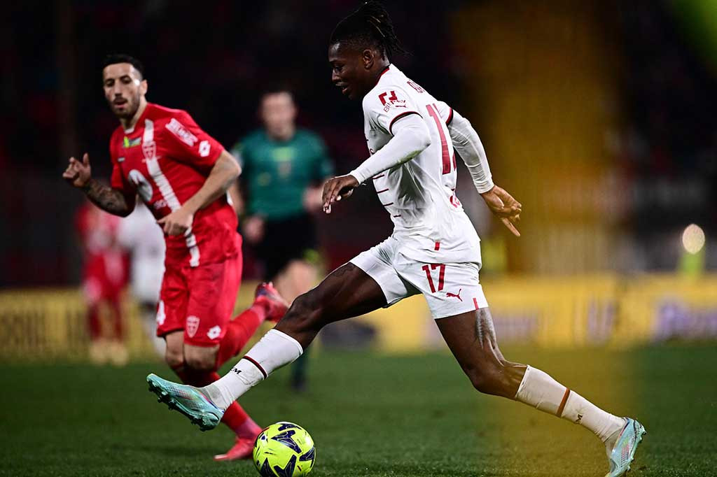 Monza sempat mengancam pada awal pertandingan, ketika Patrick Ciurria menguji kiper Ciprian Tatarusanu. Milan balas menekan melalui sepakan jarak jauh Rafael Leao yang masih belum tepat sasaran.