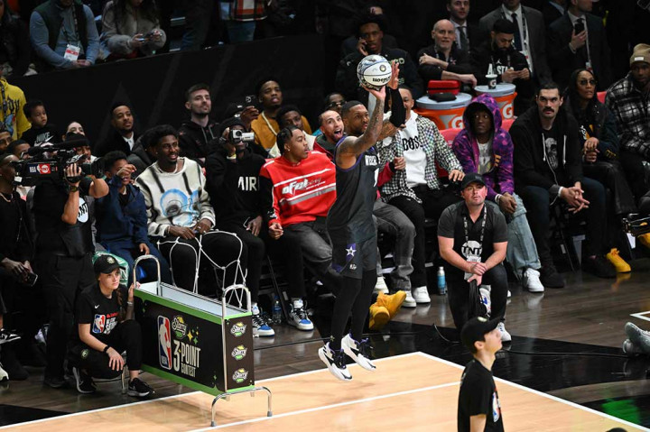 Tujuh kali NBA All-Star Lillard, anggota tim medali emas Olimpiade Tokyo AS, sekaligus bintang perguruan tinggi di Weber State, sangat gembira setelah memenangi adu lemparan jarak jauh dalam upaya yang ketiga kalinya.