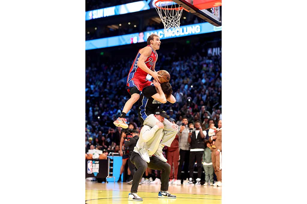 Kejutan datang di Kontes Slam Dunk ketika McClung, yang dipanggil dari pengembangan G-League oleh Philadelphia 76ers awal pekan ini, merebut mahkota dunk dengan skor sempurna di final.