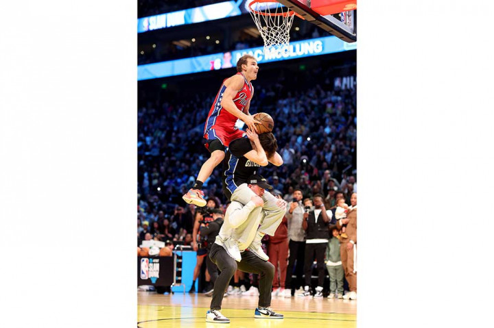 Kejutan datang di Kontes Slam Dunk ketika McClung, yang dipanggil dari pengembangan G-League oleh Philadelphia 76ers awal pekan ini, merebut mahkota dunk dengan skor sempurna di final.