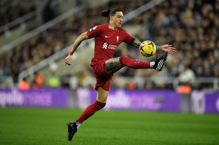 Liverpool unggul pada menit ke-9 ketika Trent Alexander-Arnold memberikan umpan terobosan ke kotak penalti yang dituntaskan dengan tendangan Nunez ke pojok bawah kiri gawang Pope.