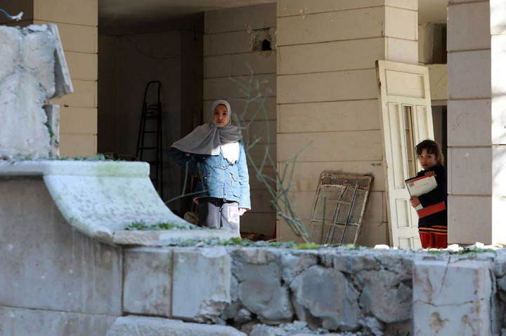 Serangan Israel Paling Mematikan Rekaman yang diposting oleh media pemerintah menunjukkan bahwa bangunan 10 lantai rusak parah dalam serangan itu, menghancurkan struktur lantai bawahnya.