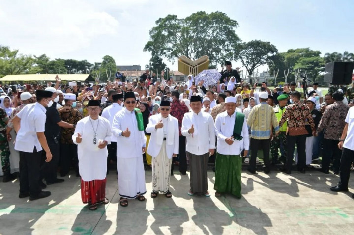 Wapres juga mengimbau, agar seluruh elemen masyarakat dapat terus membangun optimisme dalam menghadapi ujian dan bencana yang terjadi. Sebab, dengan optimisme dan kolaborasi, Wapres meyakini, semua hal dapat dihadapi dengan baik. 