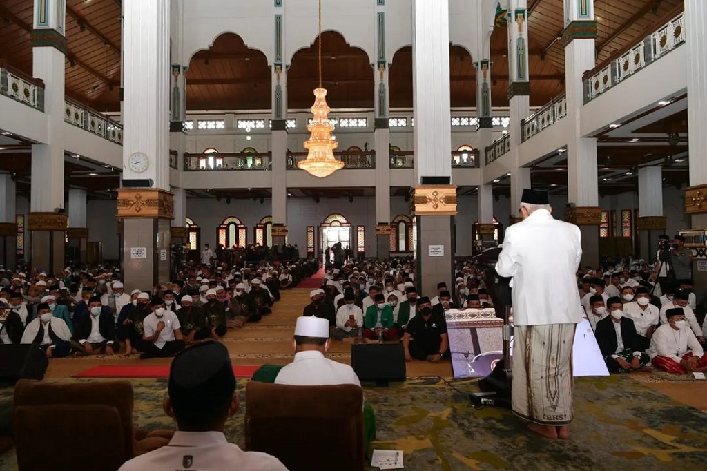 Saat memberikan tausiah pada acara Muhasabah dan Istighasah Doa Keselamatan Bangsa dalam rangka peringatan peringatan Isra Mikraj 1444 H, di Masjid Agung Cianjur, Jawa Barat, Minggu, 19 Februari 2023, Wapres K.H. Ma'ruf Amin mengingatkan jemaah tentang kewajiban menjaga diri dari bahaya.