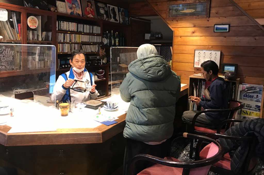 Salah satu hal yang menarik dari Ryouzou Iwai adalah kecintaannya kepada musik. Kami sempat duduk di kursi bar dengan Iwai-san yang memilihkan vinyl untuk didengarkan dan mempersiapkan kopi. Saat itu suasananya sangat intim dengan ditemani musik yang dimainkan oleh Iwai dari koleksinya.