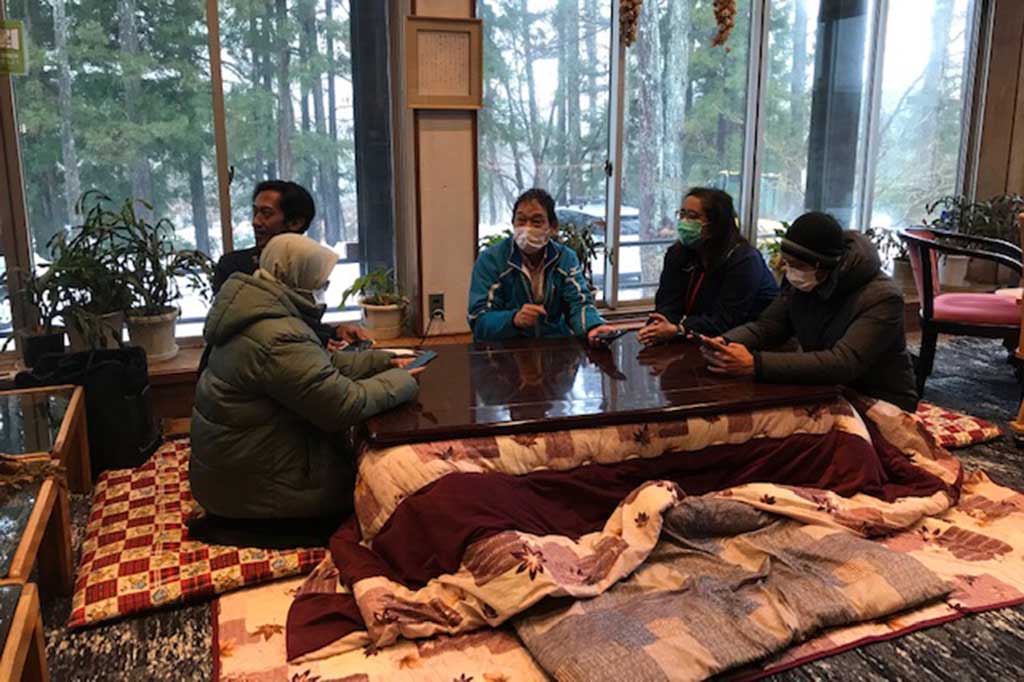 Penginapan milik Iwai sangatlah unik. Resor di Hakuba ini menggabungkan kamar asli Jepang dengan warga besar terasa. Sedangkan kamar yang lain ada yang bergaya Eropa.