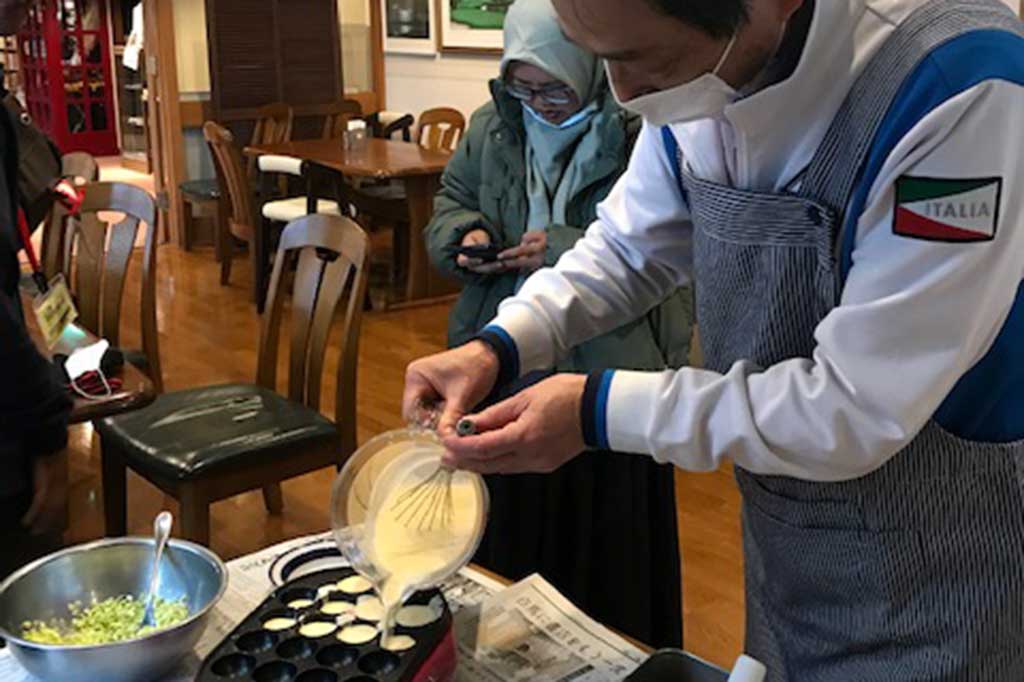 Tiba di Guest House Ullr, keramahan terasa jelas. Medcom.id pun menikmati panganan yang disediakan oleh Iwai dan sang istri, Kunie.  Soba panas yang dilengkapi dengan sayuran, sangat cocok untuk warga yang datang kesini. Bahkan kami berkesempatan untuk membuat takoyaki khas Jepang secara langsung.